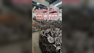 Como a placa superior e o pistão da mola pneumática são produzidos?